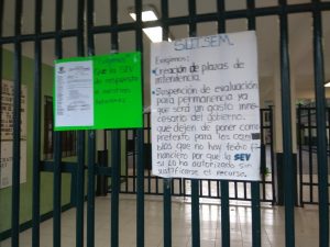 Docentes hacen paro de brazos caídos