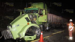 ¡Fatal accidente! en la Tuxpan-Poza Rica, Trailero se impacta contra autobús de pasajeros