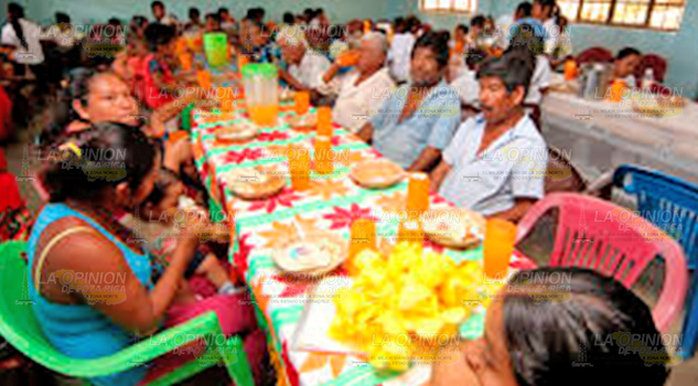 Apoyan a familias con sus alimentos en los comedores comunitarios