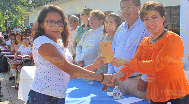 Entregan becas a 63 estudiantes, Elda García Martínez, presidenta del DIF y el alcalde Juan Antonio Aguilar
