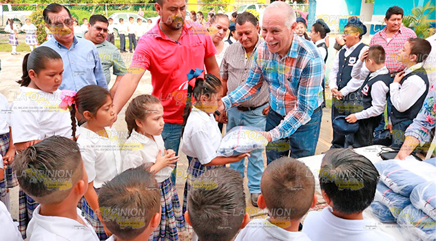 Se solidarizan con los padres de familia al hacer entrega de uniformes deportivos gratuitos