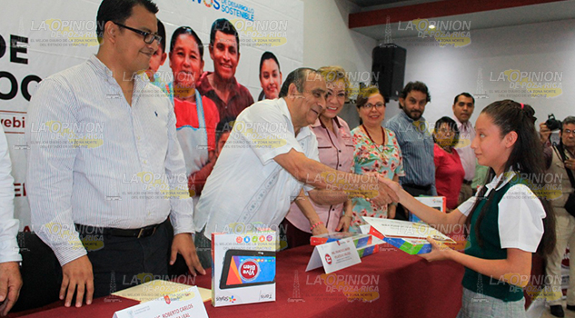Alcalde de Poza Rica, reconoce a estudiantes de diferentes planteles por Excelencia Académica