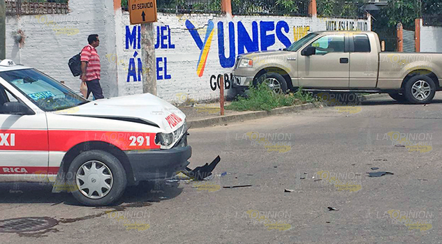 Camioneta se pasa el alto, taxista la embiste