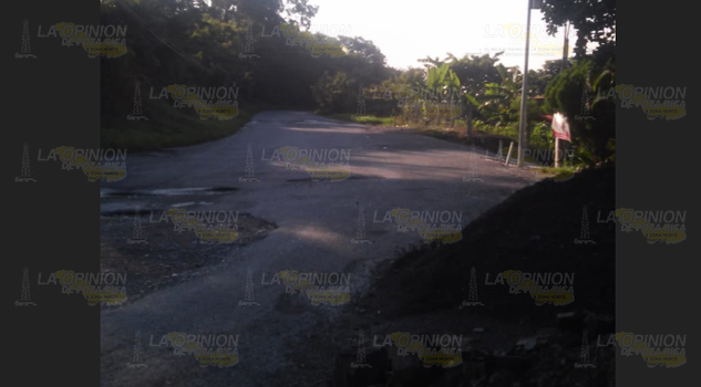 Realizan trabajos de bacheo en carretera