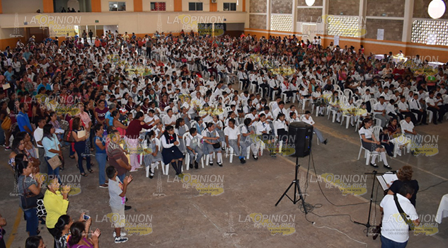 Para evitar deserción escolar entregan 500 becas