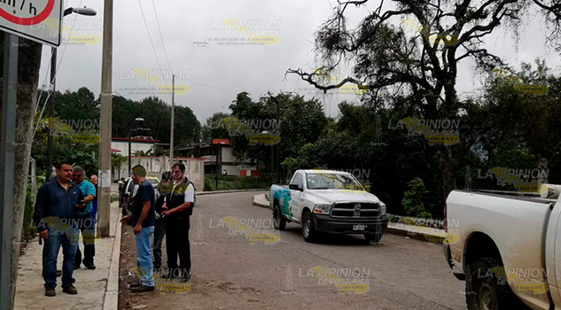 Bloquean maniobras para el servicio eléctrico en Huachinango