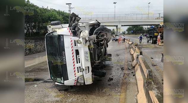 Vuelca camión de conocida empresa refresquera sobre la la autopista Tuxpan-Poza Rica