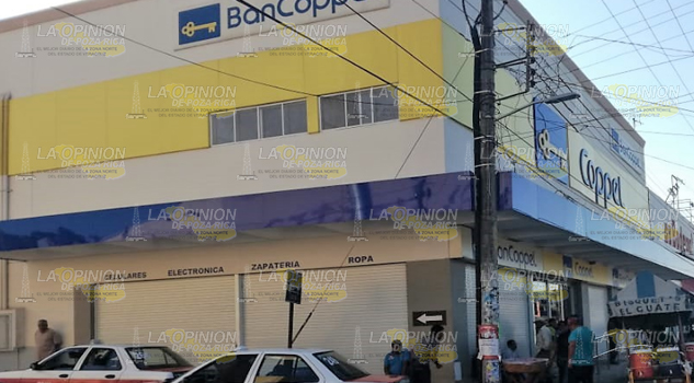 Atracan cinco sujetos en Coppel Naranjos; cae uno