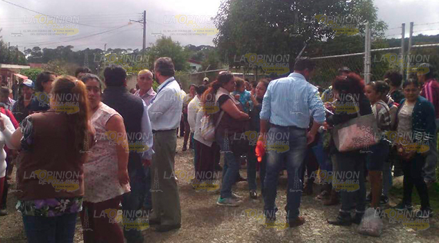 Toman el centro de salud en Huauchinango