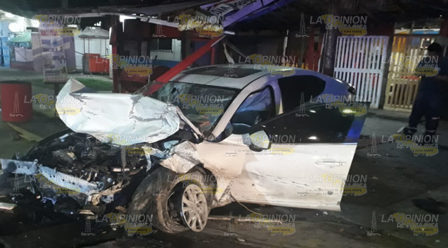 Choca dos camionetas y destroza comercios