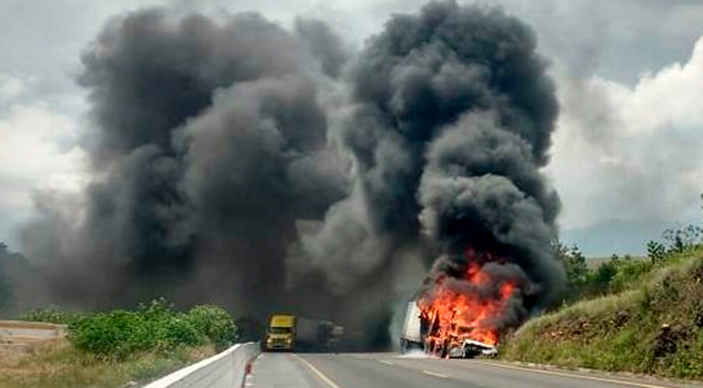 Explotan un tráiler y auto particular en autopista Puebla-Veracruz