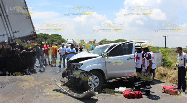Familia lesionada tras impactar su camioneta contra un tráiler en la carretera federal 180 Matamoros–Puerto Juárez