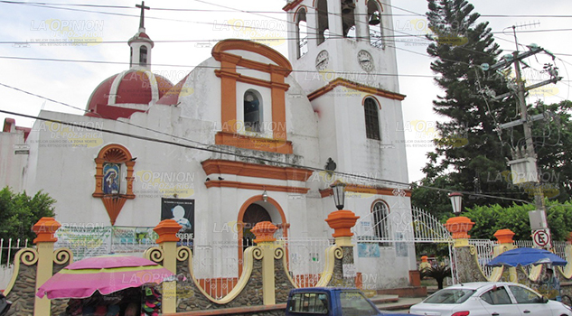 Llegan feligreses en procesión a la Parroquia Nuestra Señora de los Dolores