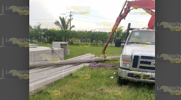 Muere trabajador aplastado por un poste