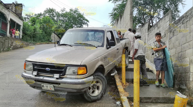 A bordo de su camioneta, se estrella en barda de escuela