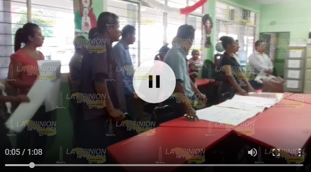 Padres de familia inconformes, se manifiestan en Tantoyuca