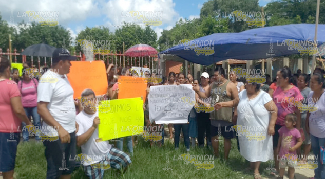 Toman instalaciones de escuela primaria en comunidad la Defensa de Castillo de Teayo