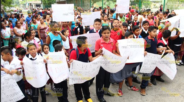 Padres toman instalaciones de escuela primaria Nicolás Bravo en Papantla, exigen director e Intendente