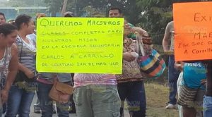 Padres de familia toman escuela secundaria y bloquean carretera