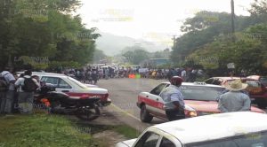 Padres de familia toman escuela secundaria y bloquean carretera