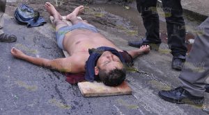 Policía en moto choca contra taxi