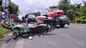 Policía en moto choca contra taxi