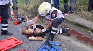 Policía en moto choca contra taxi