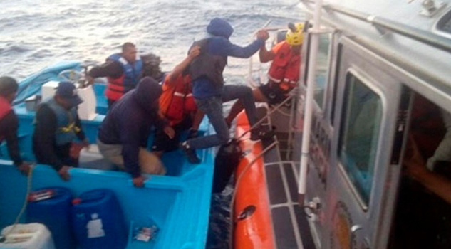 La Marina rescata a 13 náufragos en Baja California