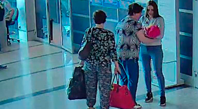 Graban a madre rusa mientras vende a su bebé por 900 pesos