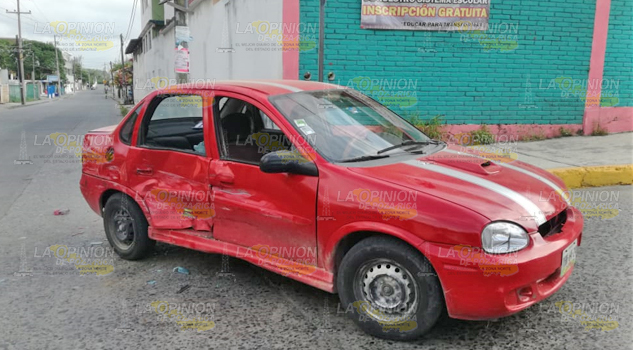 Veloz camioneta provoca un aparatoso accidente, responsable se da a la fuga
