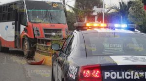 Chocado y abandonado dejan autobús de pasajeros, sobre la carretera 180; en Tihuatlán.