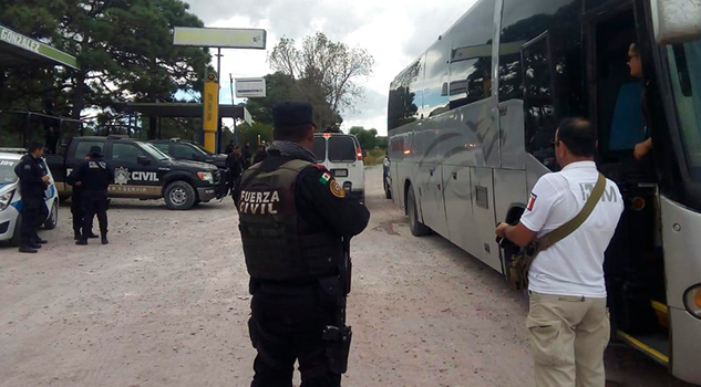 Aseguran a 35 migrantes en autobús en Nuevo León Aseguran 35 migrantes autobús Nuevo León
