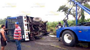 Camión vuelca sobre la carretera Amozoc - Nautla Camión vuelca sobre la carretera Amozoc - Nautla
