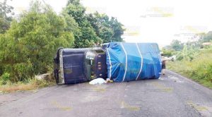 Camión vuelca sobre la carretera Amozoc - Nautla Camión vuelca sobre la carretera Amozoc - Nautla