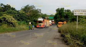 Cierran la carretera federal Tuxpan-Tampico en Cerro Azul Cierran la carretera federal Tuxpan-Tampico en Cerro Azul