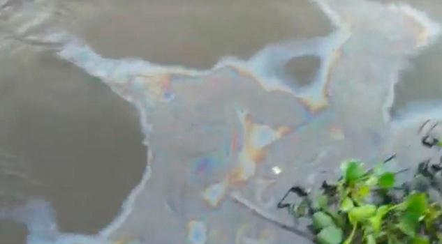 Derrame de combustible llega a río Coatzacoalcos Derrame de combustible llega a río Coatzacoalcos