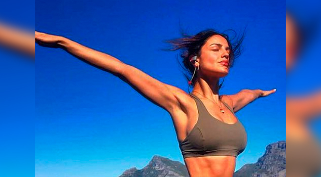 Eiza González presume diminuta cintura en Instagram