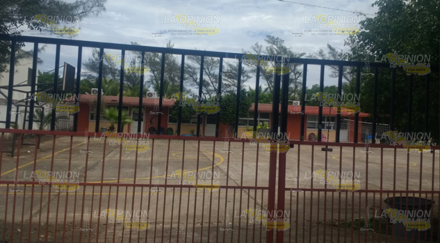 Exigen destitución de Constantino Malpica del telebachillerato Tecolutla