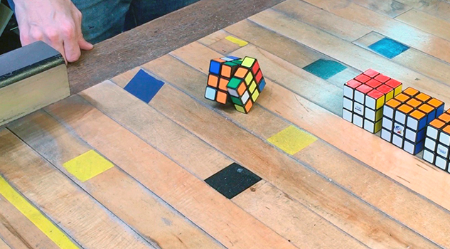 Este cubo de Rubik se resuelve a sí mismo gracias a un puñado de motores y un Arduino