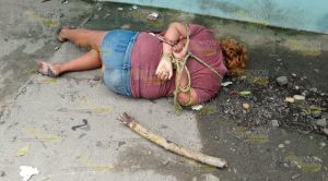 En colonia de Tuxpan amarran a mujer por agresiva En Colonia Tuxpan Amarran Mujer Agresiva
