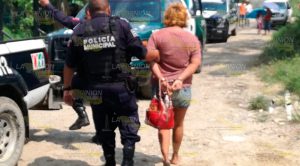En colonia de Tuxpan amarran a mujer por agresiva En Colonia Tuxpan Amarran Mujer Agresiva