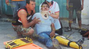 En plena curva se estrella contra camión En plena curva se estrella contra camión