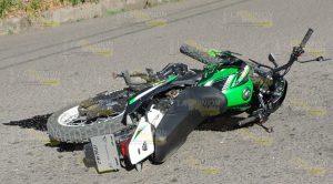 En plena curva se estrella contra camión En plena curva se estrella contra camión