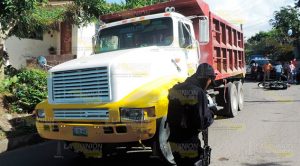 En plena curva se estrella contra camión En plena curva se estrella contra camión