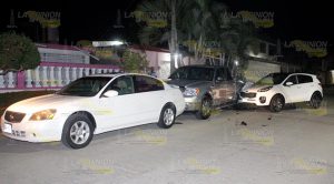 Dama provoca carambola Enfurecida Impacta Camioneta Contra Autos Estacionados