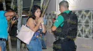 Enfurecida, impacta su camioneta contra autos estacionados Enfurecida Impacta Camioneta Contra Autos Estacionados