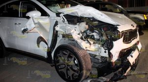 Dama provoca carambola Enfurecida Impacta Camioneta Contra Autos Estacionados