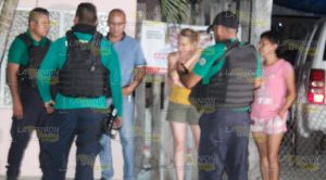 Enfurecida, impacta su camioneta contra autos estacionados Enfurecida Impacta Camioneta Contra Autos Estacionados