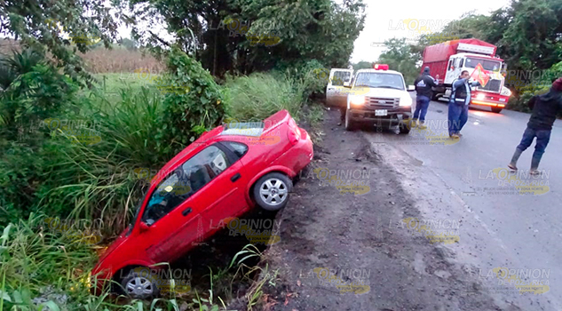 Esquiva bache y se accidenta en la carretera Álamo - Alazán Esquiva bache y se accidenta en la carretera Álamo - Alazán