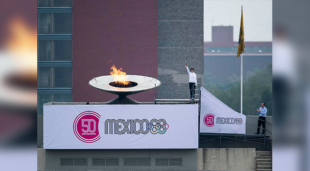 Se enciende el Pebetero Olímpico, como hace 50 años